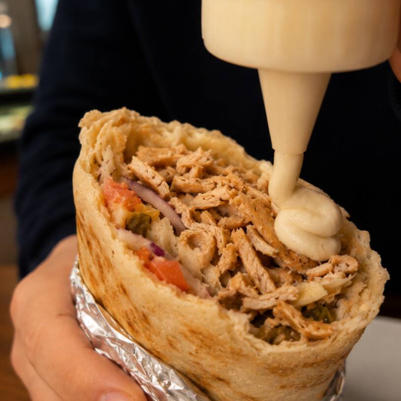 Pão folha , frango , batata frita , picles , molho de alho.
Acompanha um molho de alho.