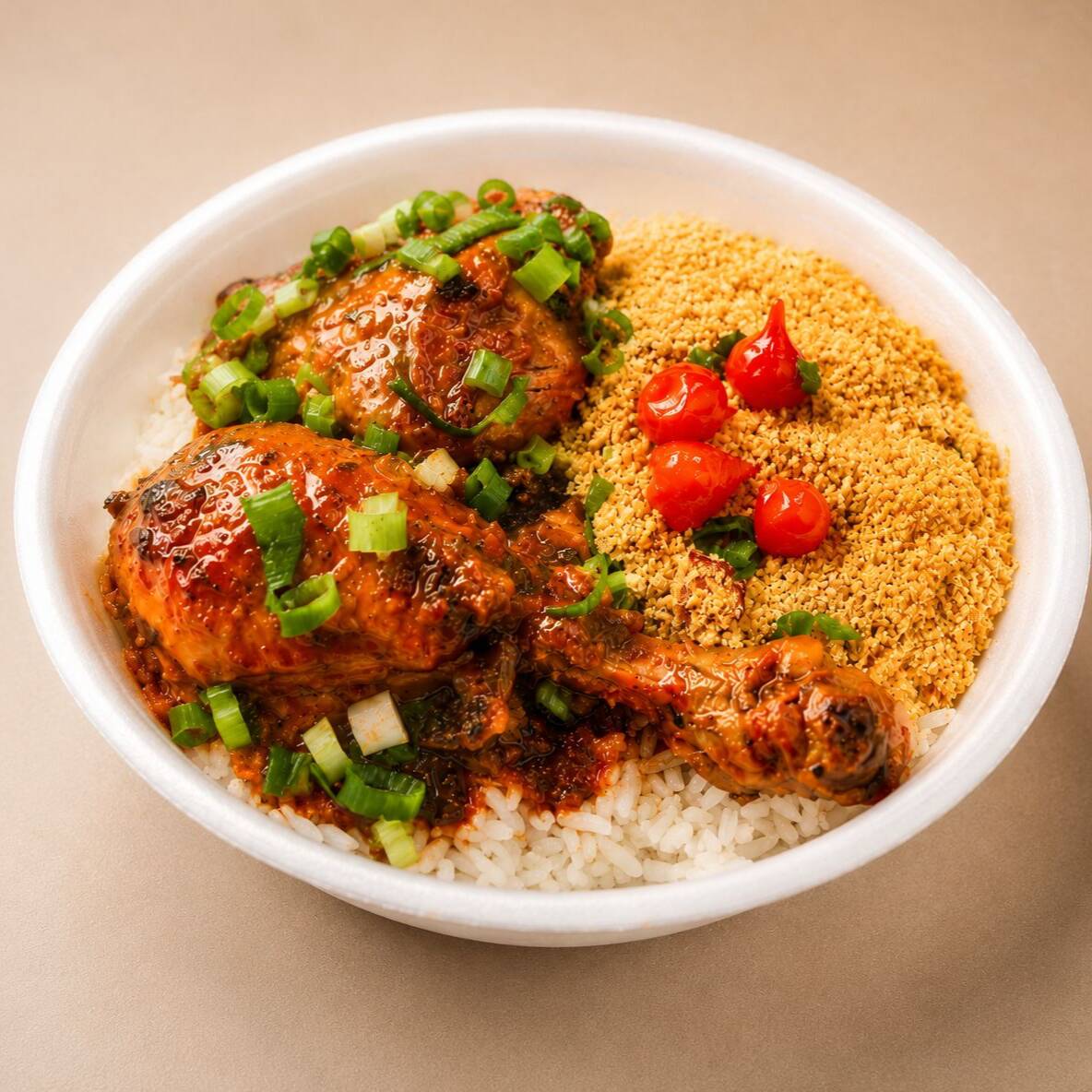 Frango ao molho, servido com arroz soltinho, feijão saboroso e farofa crocante. Serve 1 pessoa.
