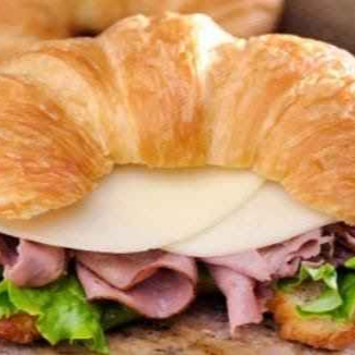 Cuernito Jamón y Queso