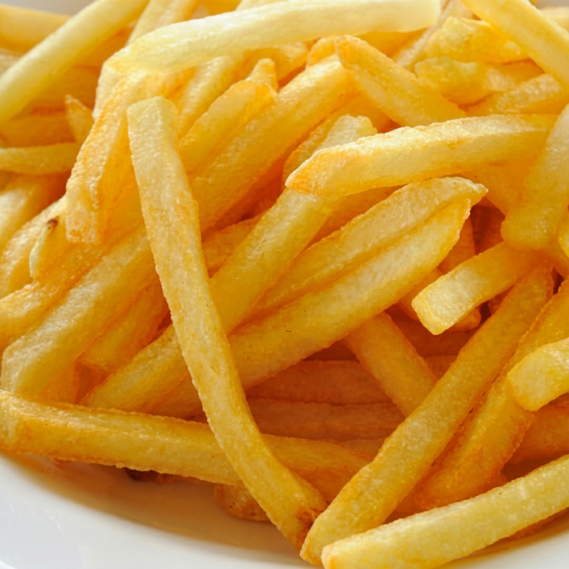 Descubra o sabor irresistível do nosso Frango Grelhado + Batata Frita! Um suculento filé de frango cuidadosamente grelhado, coberto com uma fatia generosa de queijo derretido e crocantes tiras de bacon. Acompanhado de uma porção de batatas fritas douradas e crocantes. A frescura do alface e a suavidade do tomate adicionam um toque de leveza ao prato, e a cremosidade da maionese caseira arremata essa combinação perfeita. Ideal para quem busca um lanche saboroso e satisfatório!