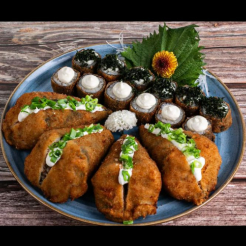 4 Temakis emapandos de 150g + 12 hot rolls de salmão grelhado ( 6 Hot couve, 6 Hot creme) Todos os temakis são a base de arroz, salmão grelhado, cream cheese e cebolinha. Não fazemos alterações!
