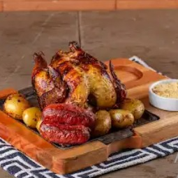 Frango assado + batata assada + 2 linguiças suína + farofa da casa