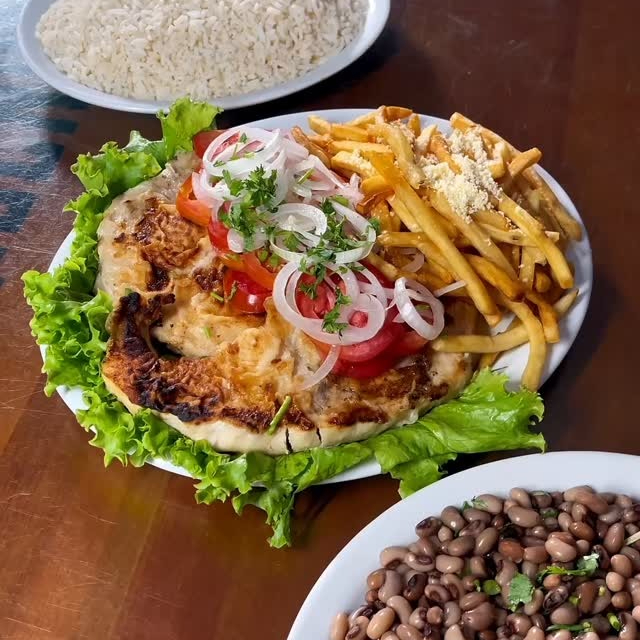 Peixe ao molho de castanha,arroz e salada