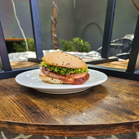 Hamburguesa de Carne Y SALSA BBQ