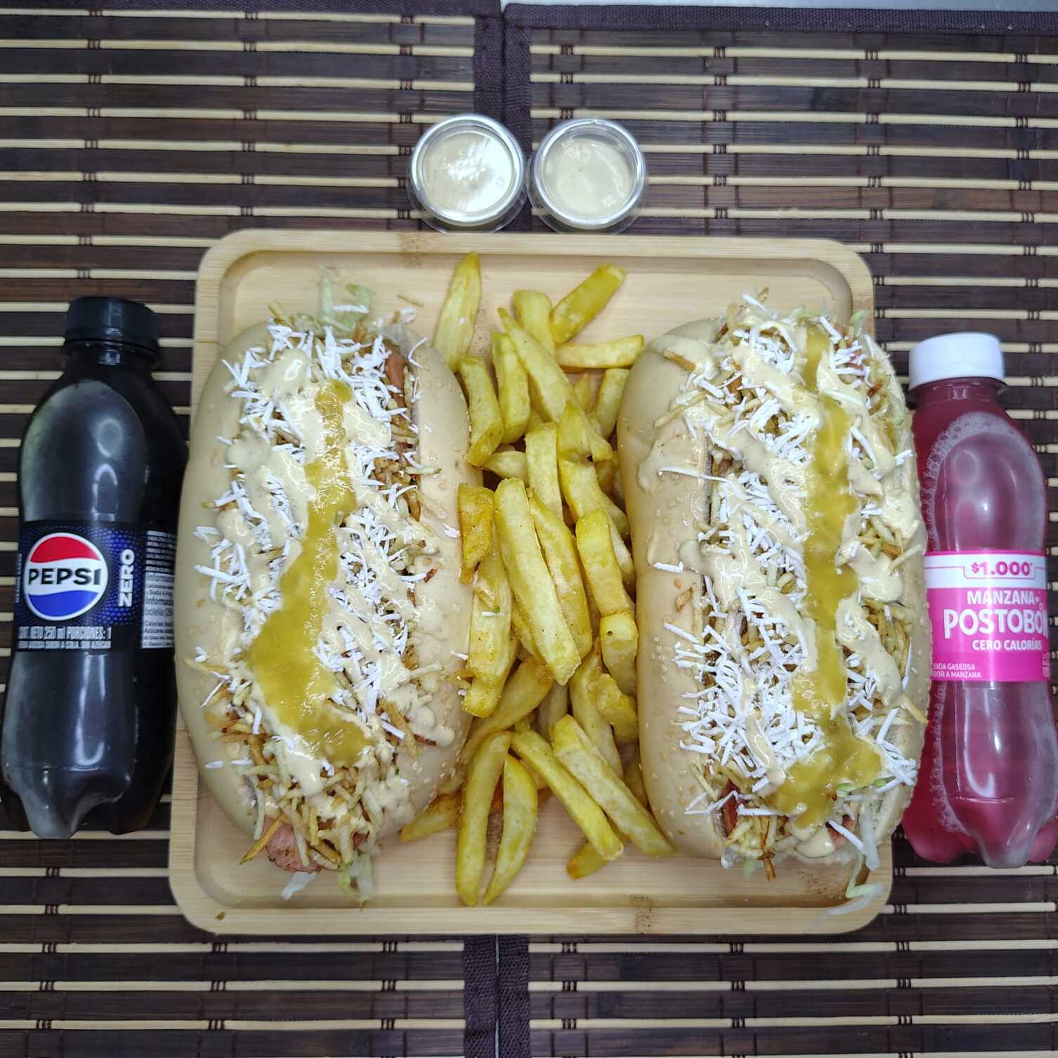 2x1 Perro Calientes Americano + Papas + Bebidas