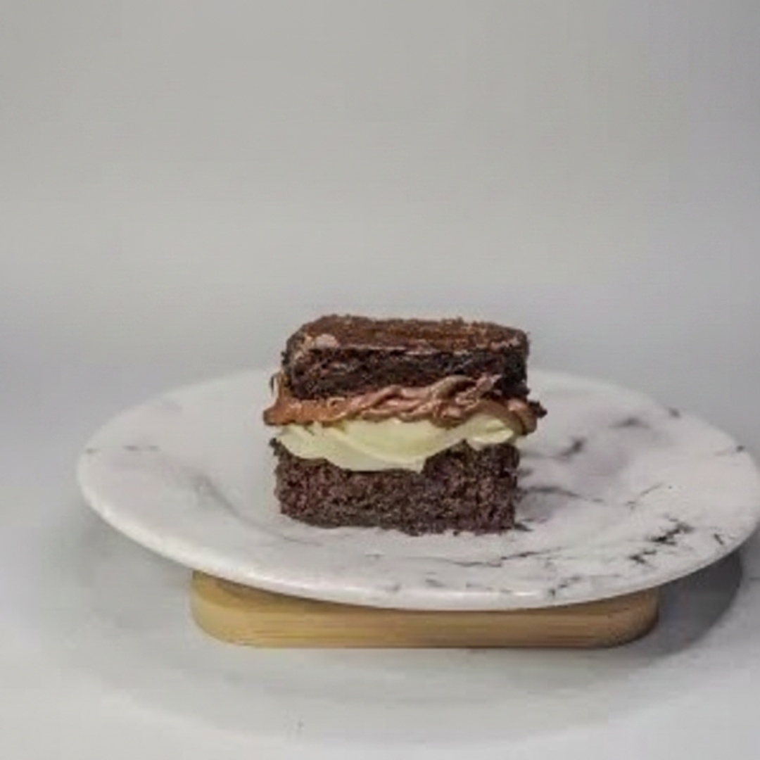 Brownie recheado generosamente com brigadeiro de ninho e nutella. (Aprox 65g)