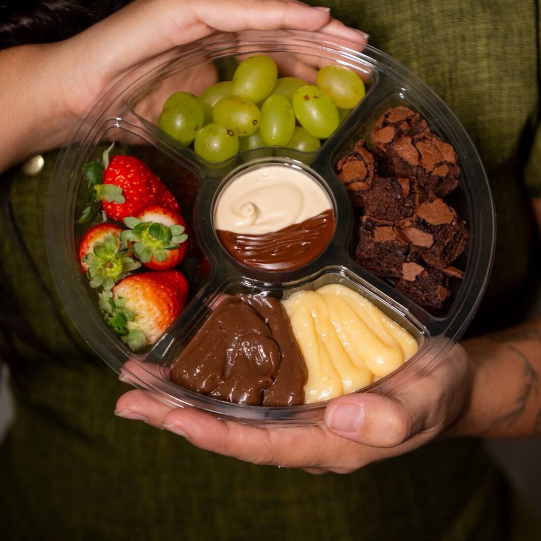 Nosso fondue é composto por uvas frescas, morangos frescos e selecionados, brownie crocante por fora e molhadinho por dentro, creme de Ninho cremoso, creme de chocolate cremoso e no meio creme Bueno e Nutella. Tem como não se apaixonar?