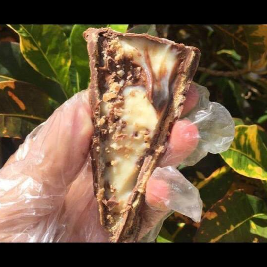 Casquinha crocante banhada no chocolate bland, recheado com brigadeiro cremoso de leite Ninho e Nutella pura