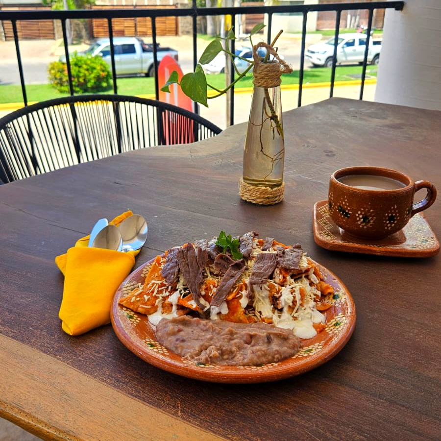 Chilaquiles Rojos o Verdes con Bisteck