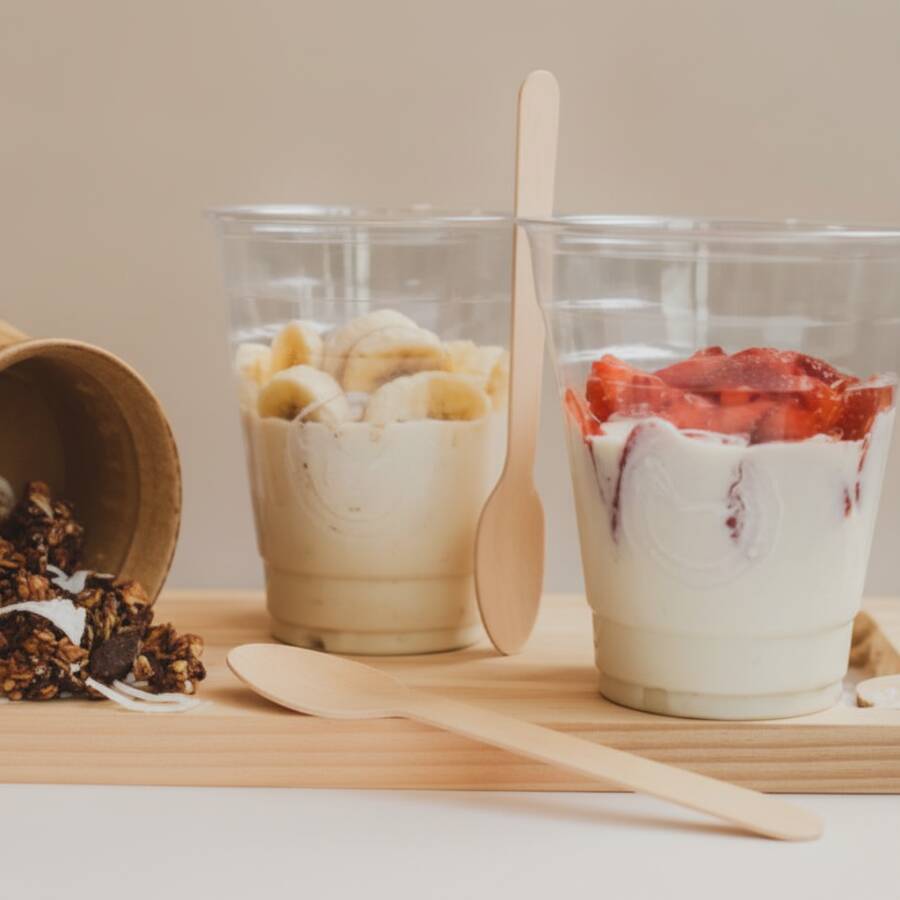 Iogurte integral com fava de baunilha e mais 4 ingredientes: leite, creme de leite, açúcar e fermento lácteo. De acompanhamento, fruta fatiada à sua escolha e a granola artesanal com pedaços generosos de coco e gotas de chocolate da Mafê que Fez :)