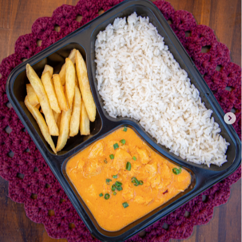 ARROZ STROGONOFF DE FRANGO E BATATA FRITA