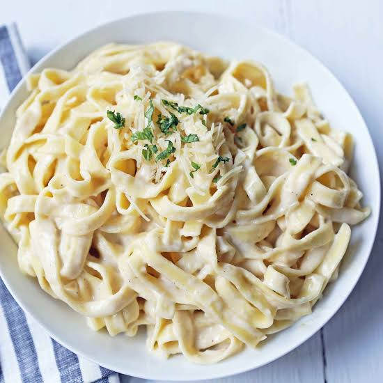 Fetuccini Alfredo Pollo