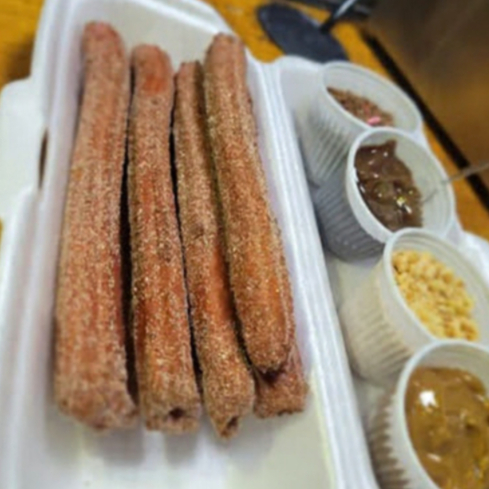 _Combo Espanhol Top! 🇪🇸😋_ 9 churros deliciosos com recheios acompanhados de Doce de Leite e Chocolate! 😍 _Atenção:_ Granulados (chocolate, açúcar, etc.) são vendidos separadamente. Monte seu combo como quiser e aproveite! 😉 Faça seu pedido agora e desfrute!