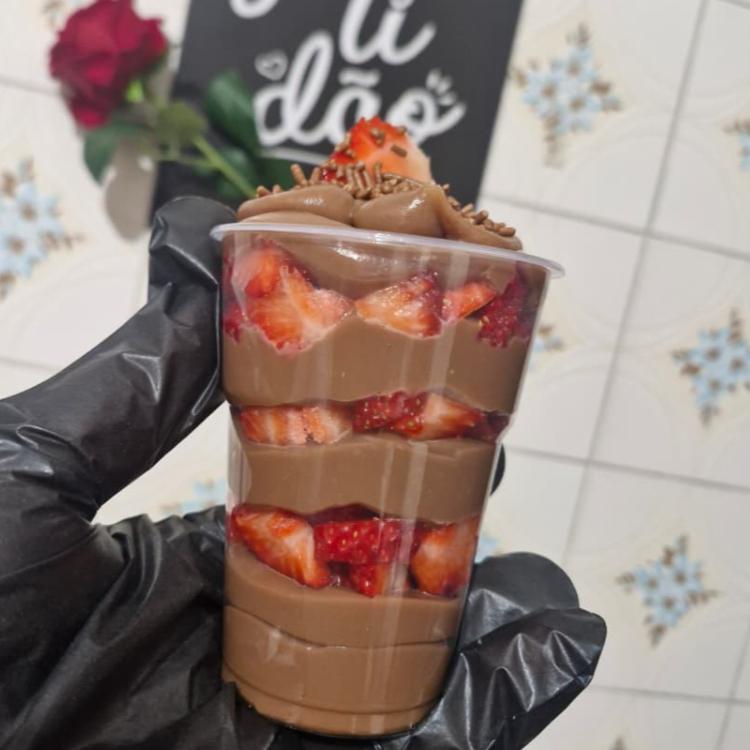 Copo delicioso que acompanha 2 camadas de creme de chocolate com 2 camadas de morangos finalizando com 1 camada de brigadeiro e cobertura de morangos Peso aprox 250grs
