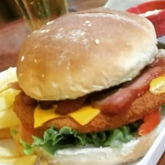 Pão.hamburguer empanado,cheddar fatiado,bacon,salada e molho verde.