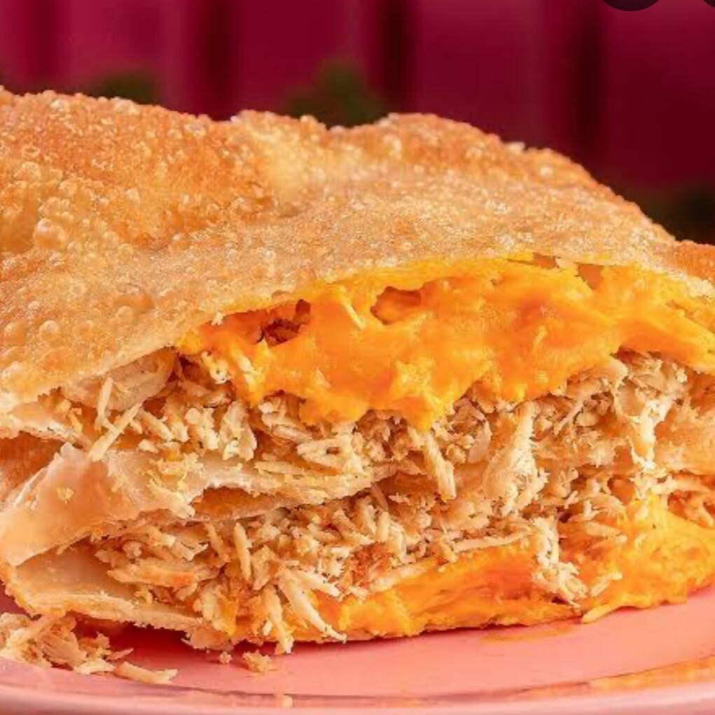 Massa sequinha recheada de frango desfiado e bastante cheddar cremoso