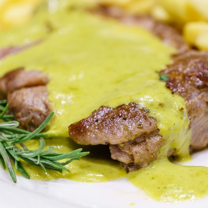 Isca de carne (contra filé), mostarda, manteiga, orégano