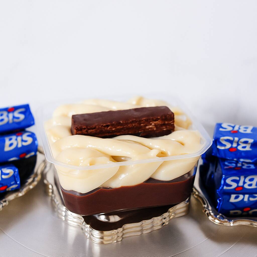 Creme de chocolate recheado com Bis e cobertura de Ninho