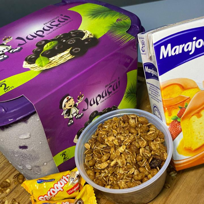 1 açaí de dois litros + um leite condensado caixa + duas paçoquitas + um potinho de granola