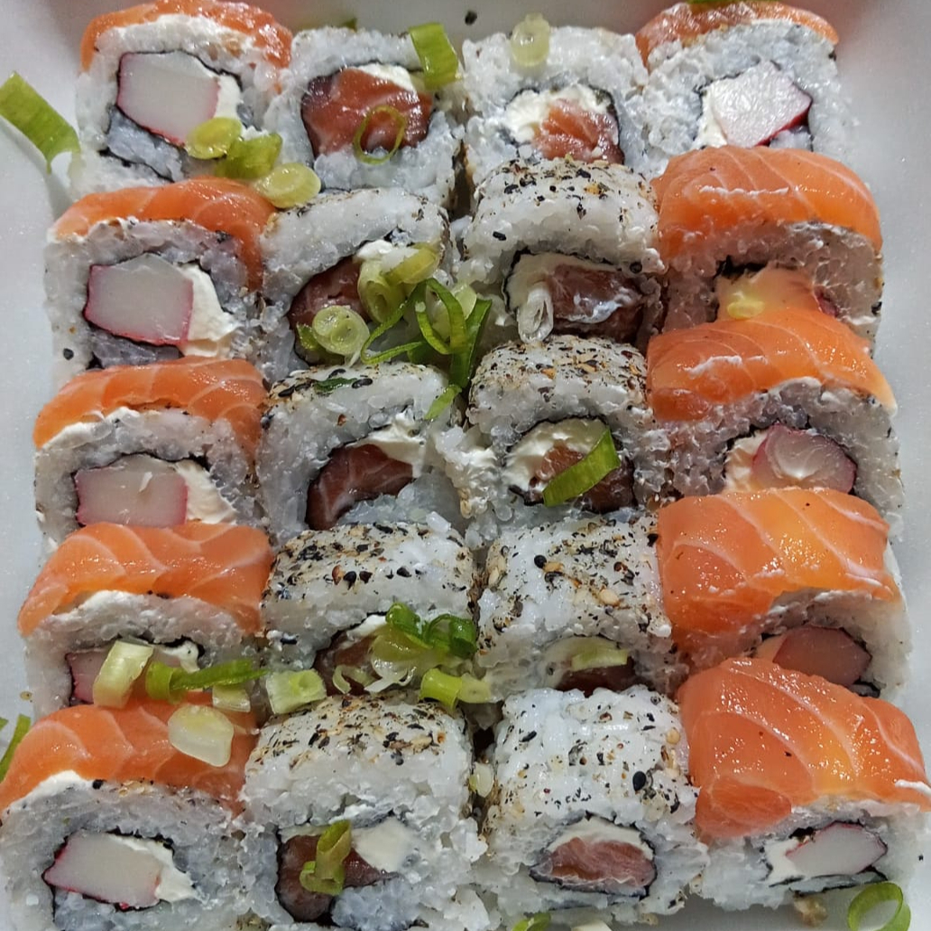 1O URUMAKI DE SALMÃO E 10 URUMAKI DE ARCO-ÍRIS(KANI COM SALMÃO)