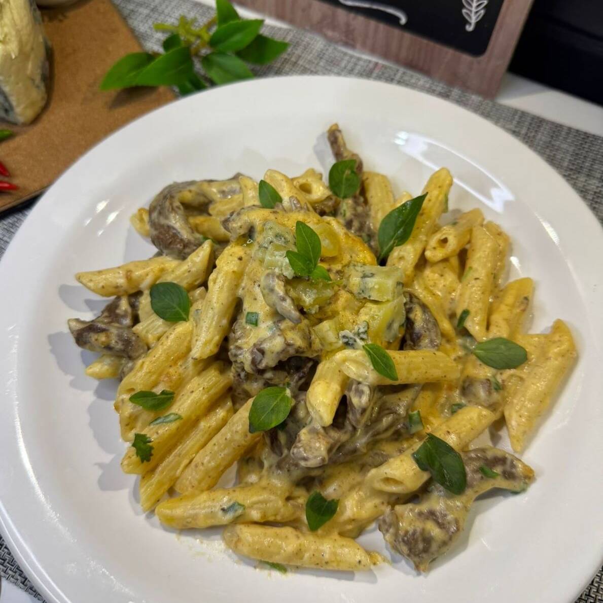 filé de carne ao creme de gorgonzola, massa a escolha e queijo parmesão