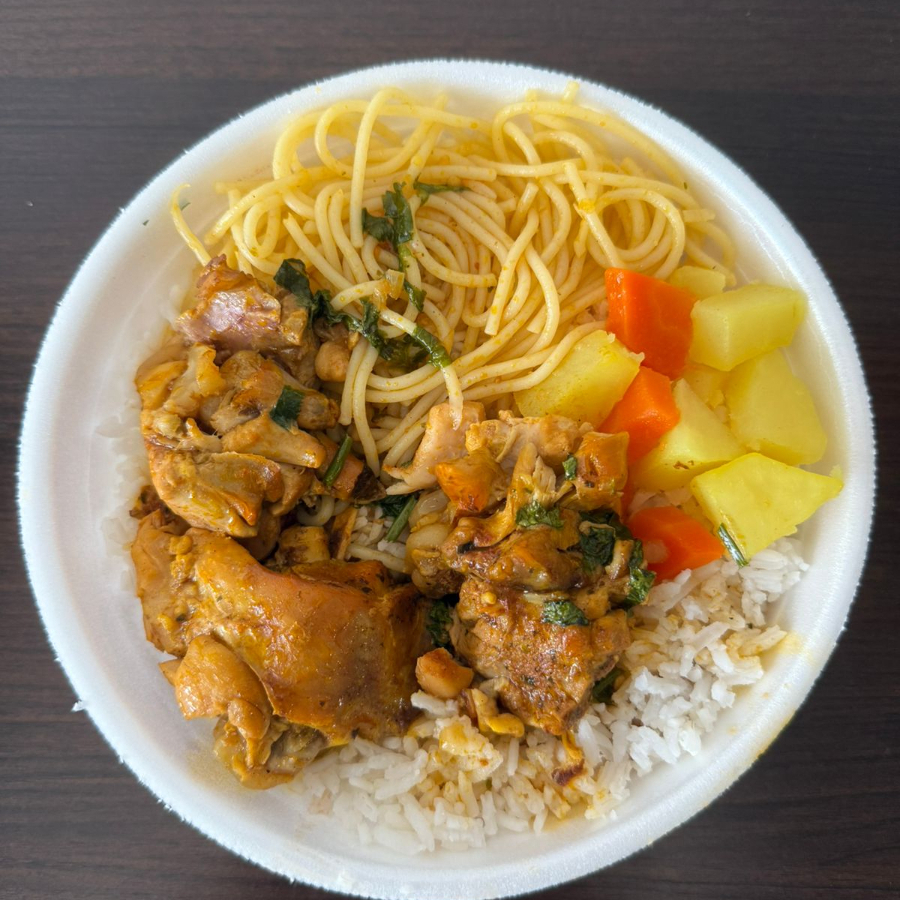 Arroz, feijão, macarrão, salada, refogado de legumes e frango ao molho. Comida caseira nordestina!