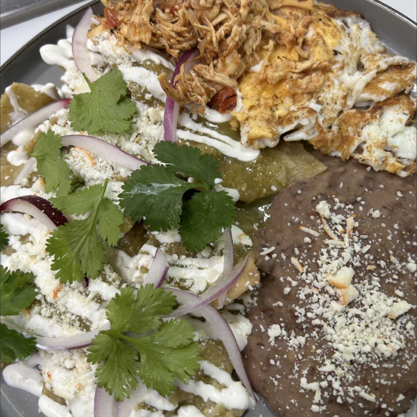 CHILAQUILES TRADICIONALES ROJOS CON POLLO