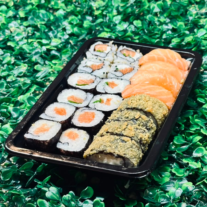 4 uramaki filadélfia, 4 niguiri salmão, 4 maki filadélfia, 4 maki salmão e 4 hots