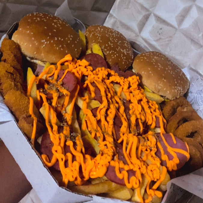 Combo 3 casal ele vai levar , 3 hambúrguer simples Batata, calabresa , cheddar ,anel de cebola, nugget
