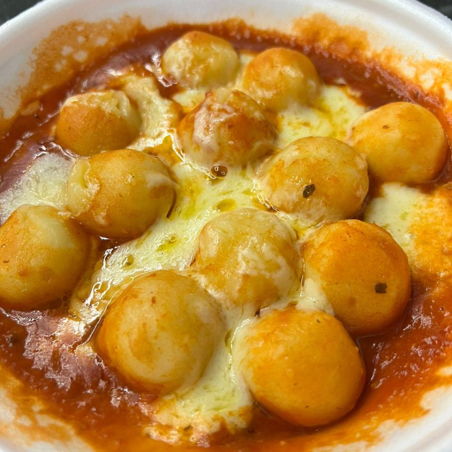 Recheio de requeijão, molho vermelho e mussarela.