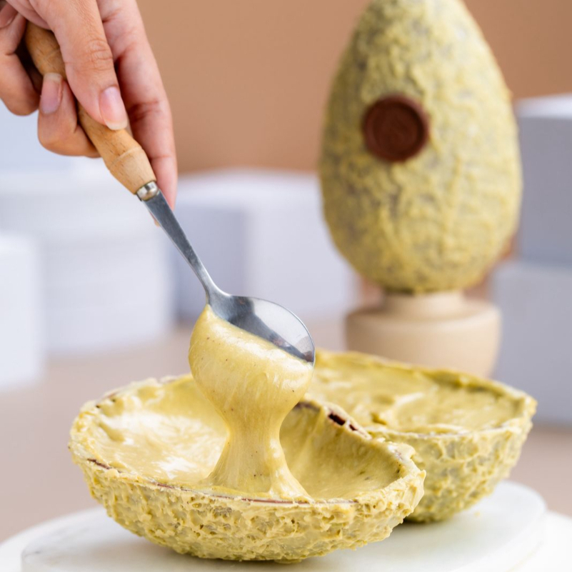 Casca de chocolate de pistache recheada com Nhá Benta suave de pistache, aveludada e aromática, com o sabor refinado e marcante do pistache. Aprox 500g.