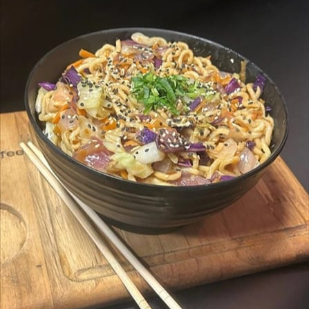 Delicioso yakisoba de frango.