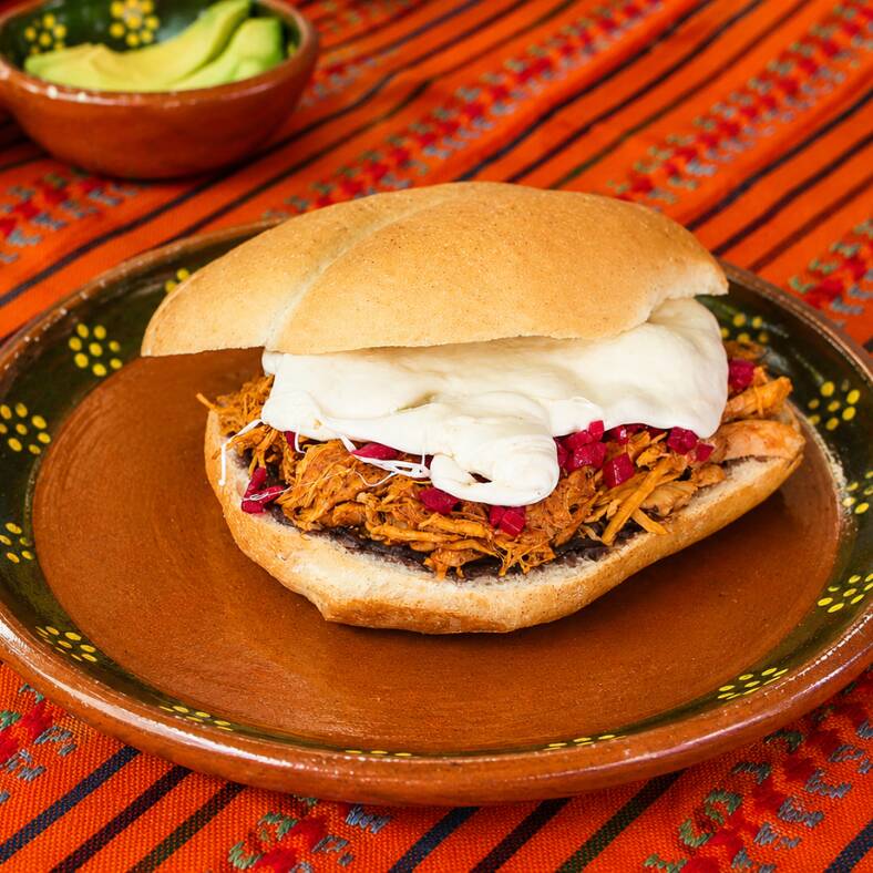 Torta de Cochinita Pibil con Queso de Hebra