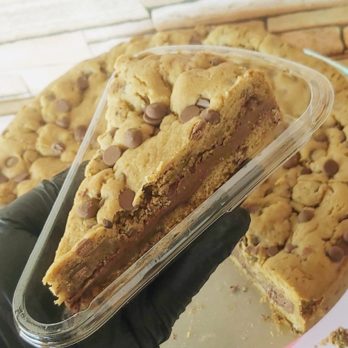 Massa de cookie macia e douradinha, com gotas de chocolate e com muito recheio de Nutella... Um Cookie daquelas que derretem na boca e fazem qualquer um se apaixonar na primeira mordida!