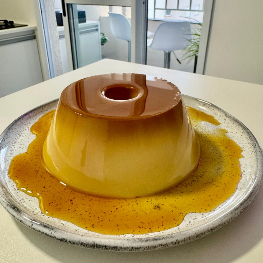 Pudim de leite moça tradicional, cozido lentamente e feito de forma artesanal. Não contém conservantes, nem adição de amido ou farinha, garantindo textura cremosa, sabor caseiro e qualidade em cada fatia.