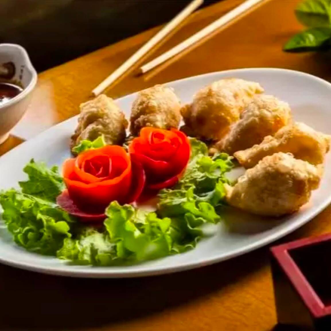 Deliciosos pastéis recheados com carne e legumes, levemente grelhados. ou A vapor