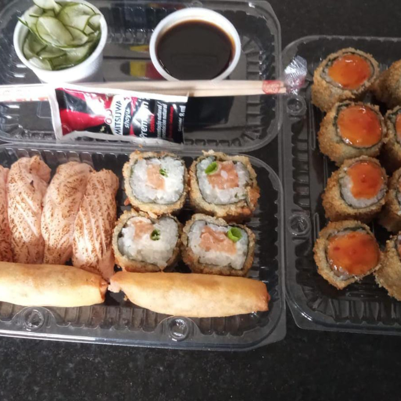 04 sushi salmao maçaricado 4hot filadelfia 2 rolinho 8 hot kani picante 1 sunomono 1 hashi 1 shoyu