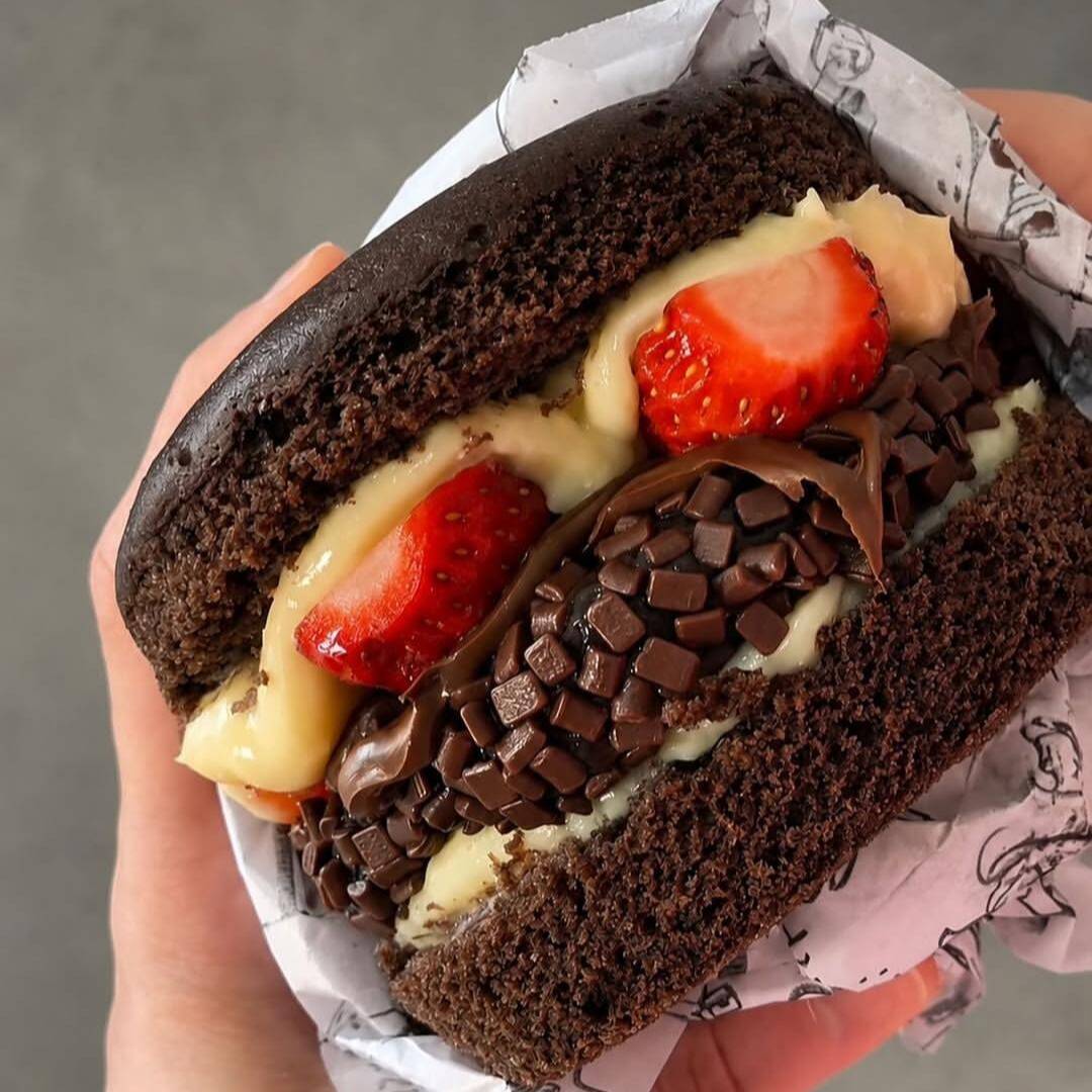 O nosso X-Bolo de Brigadeiro combina massa de chocolate fofinha, muito creme, morangos selecionados e um delicioso brigadeiro coberto com granulado, criando uma sobremesa gigante, linda e simplesmente irresistível.
🍫 Recheio generoso de brigadeiro
🍓 Morangos frescos
🎂 Massa de chocolate macia
✨ Perfeito para matar aquela vontade de doce