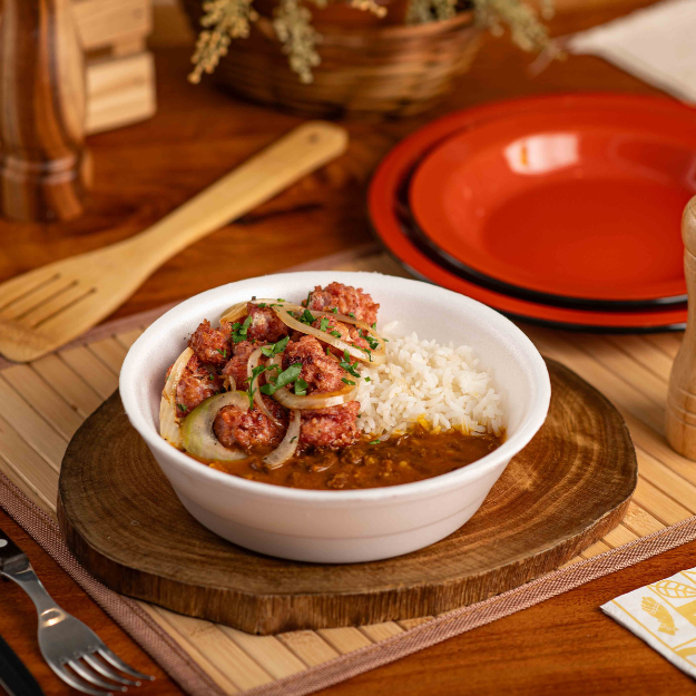 Linguiça toscana, suculenta e levemente picante, arroz branco fresquinho, feijão carioca cozido com bacon e linguiça calabresa. Acompanha farofinha crocante da casa.