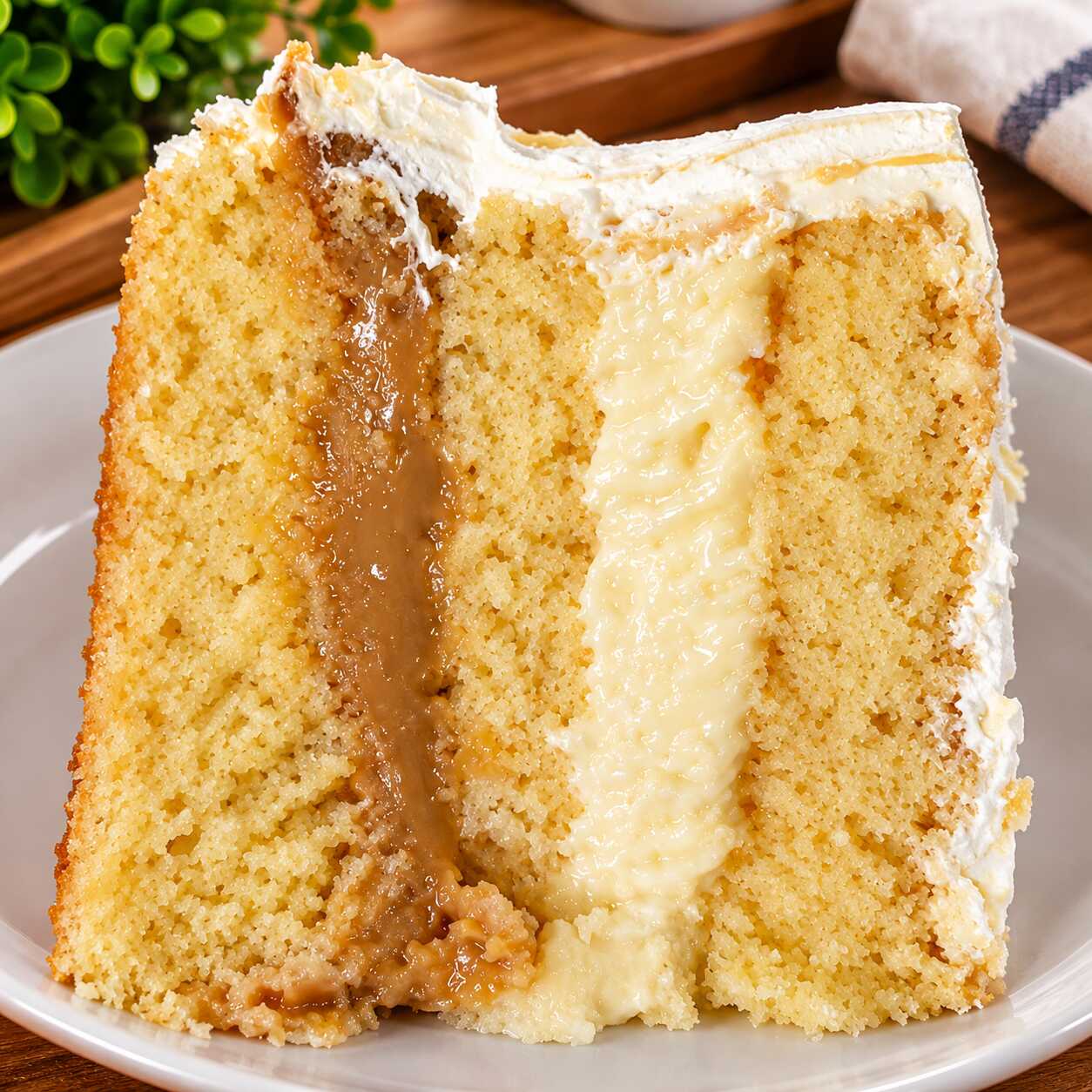 Uma deliciosa e molhadinha fatia de bolo na massa amanteigada com recheio de coco e doce de leite