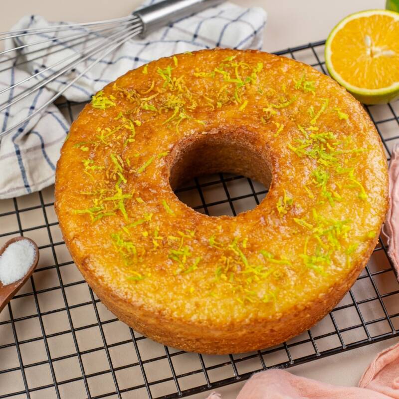 Acordou o sol no seu prato. Feito com suco de laranja natural, esse bolo é leve, aromático e tem aquele azedinho que beija o doce com elegância. Fofinho, cítrico e cheio de charme. O café da tarde agradece. Aproximadamente: 450g, rende cerca de 08 à 10 fatias.