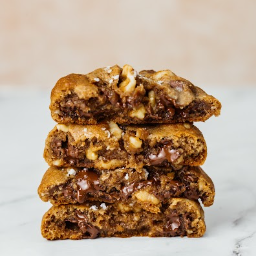 Sweet & Salty! Cookie suave de baunilha, gotinhas de chocolate e nozes crocantes. Para finalizar, uma pitada de flor de sal é adicionada, equilibrando os sabores e proporcionando um contraste surpreendente.