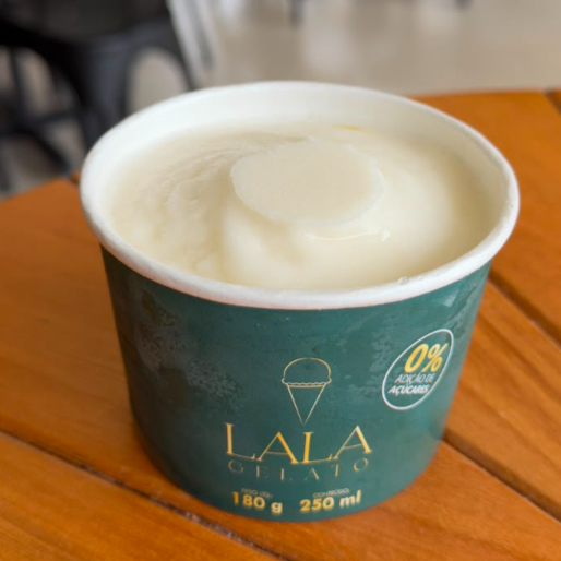 Sorvete de Leite zero lactose com sabor suave de Limão. Adoçado com Stevia e eritritol; Zero adição de açúcar Sorvete artesanal.