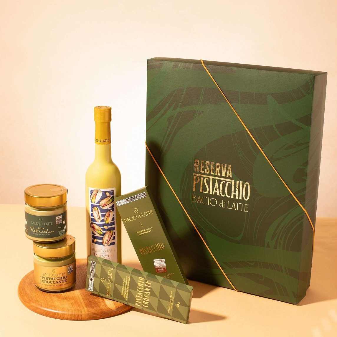 A Caixa Reserva Pistacchio reúne uma seleção exclusiva de produtos: Licor Pistacchio 500ml, duas barras de chocolate: branca com pistache e outra crocante de 80g + dois cremes: um pistache tradicional e crocante de 250g.