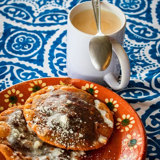 Gordita de Frijol con Guisado