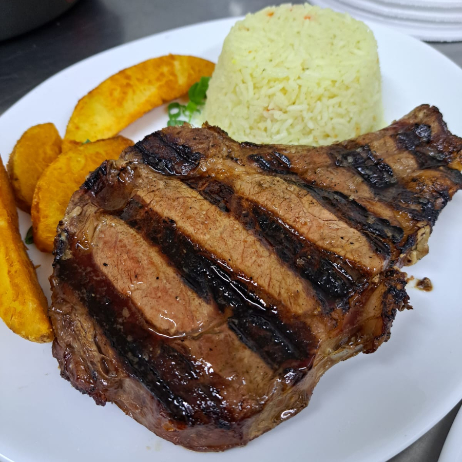 Acompanhamentos: Arroz branco soltinho, feijão, vinagrete, farofa e acompanhamento especial do dia
