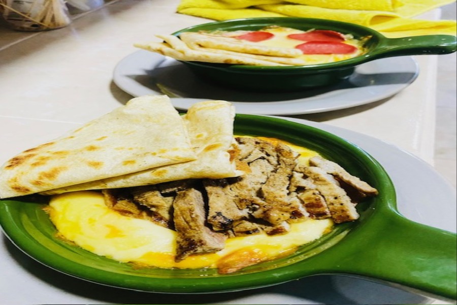 QUESO FUNDIDO CON ASADA