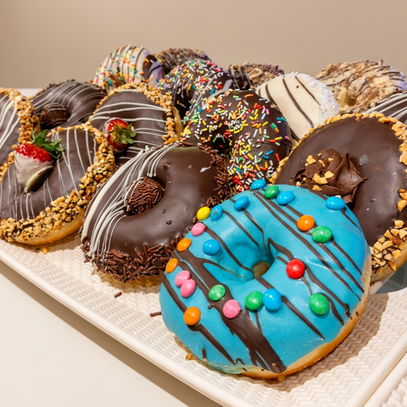 Delicie-se com um donut clássico sem recheio com cobertura de diversos sabores:
• Branca
• Colorida Menina
• Colorida Menino
• Avelã
• Doce de Leite e Amendoim
• Preta
• Limão