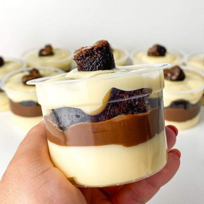 Um delicioso brownie no pote recheado com Leite Ninho e Nutella, peso médio 140gr
