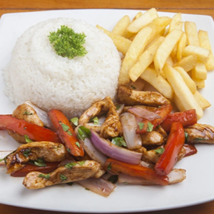 Saltado de Pollo c Papas Fritas y Arroz + Bebida